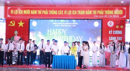 Lễ tri ân và trưởng thành của học sinh lớp 12 Trường THPT Yên Viên đong đầy cảm xúc