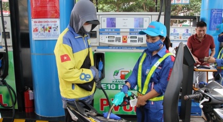 Xăng sinh học E10 giảm mạnh hơn 1.300 đồng/lít