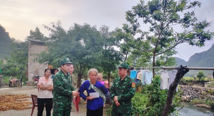 Đồn Biên phòng Ngọc Côn cứu hộ công dân gặp nạn trên sông Quây Sơn