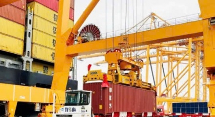Nhập khẩu bứt tốc, cán cân thương mại thâm hụt gần 17 tỷ USD