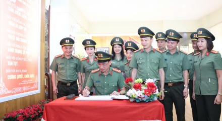 Đoàn đại biểu Công an tỉnh Ninh Bình tổ chức hoạt động về nguồn, báo công dâng Bác