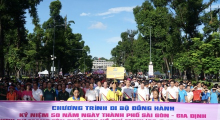 Hơn 5.000 người đi bộ đồng hành kỷ niệm 50 năm thành phố mang tên Bác
