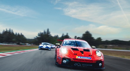 Đại diện cho Porsche Việt Nam tay đua Hoàng Đạt tham dự giải Porsche ARbox Carrera Cup Asia 2026
