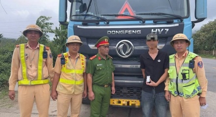 Tài xế xe đầu kéo dương tính với ma túy, giấu 412 viên nghi là ma túy trên xe