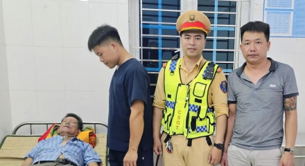 Ninh Bình: CSGT hỗ trợ đưa người đàn ông bị ngất xỉu đi cấp cứu