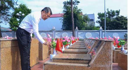 Thủ tướng dâng hương tưởng niệm các Anh hùng liệt sĩ tại tỉnh Lạng Sơn