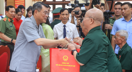 Thủ tướng Lê Minh Hưng thăm và tặng quà thương binh, bệnh binh tại Ninh Bình