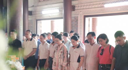 Tạp chí điện tử Thương hiệu và Pháp luật dâng hương tại Nghĩa trang liệt sĩ Việt - Lào, Truông Bồn