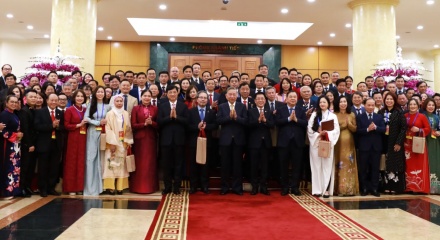 Bộ Chính trị ban hành Nghị quyết về công tác người Việt Nam ở nước ngoài