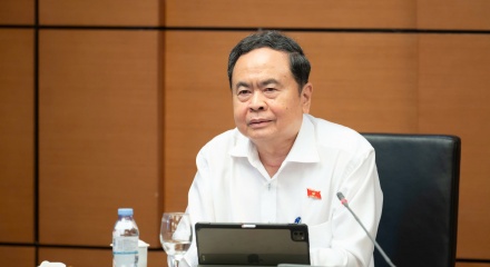 Hỗ trợ người dân tiếp cận, sử dụng pháp luật để bảo vệ quyền và lợi ích hợp pháp của mình