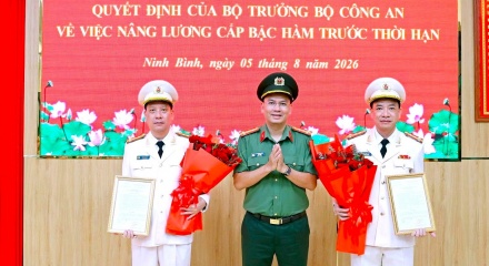 2 Phó Giám đốc Công an tỉnh Ninh Bình được nâng lương cấp bậc hàm trước thời hạn