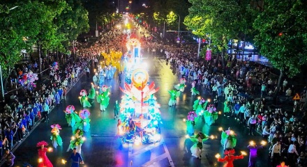 'Biển người' đội mưa sôi động cùng lễ hội đường phố Carnival lớn nhất Nghệ An