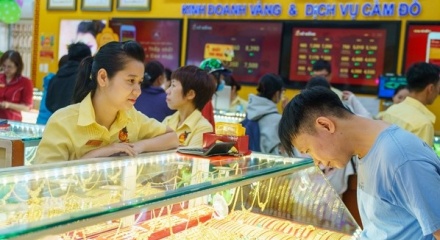 Giá vàng ngày 19/8: Vàng SJC 'bốc hơi' 1,6 triệu đồng/lượng