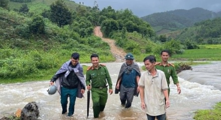 Quảng Ngãi: Băng rừng, vượt suối đưa người đàn ông mắc kẹt trong rừng về nhà an toàn