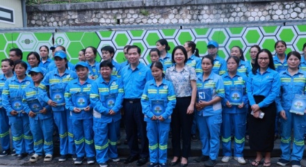Hà Nội tặng quà, động viên công nhân lao động dịp Quốc khánh 2/9