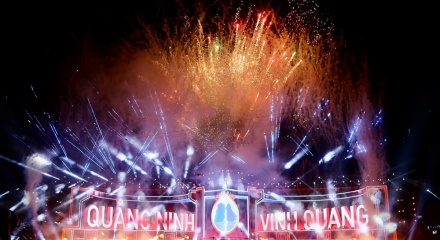  100.000 người đội mưa bùng nổ cùng Concert kỷ lục tại 'Thành phố rạng rỡ tương lai' Quảng Ninh