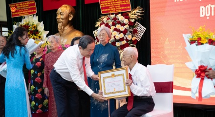 Chủ tịch Quốc hội Trần Thanh Mẫn trao Huy hiệu Đảng, tri ân các lão thành cách mạng