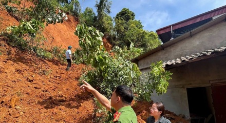 Thái Nguyên: Đất đá sạt lở xuyên tường nhà dân, 4 hộ phải di dời