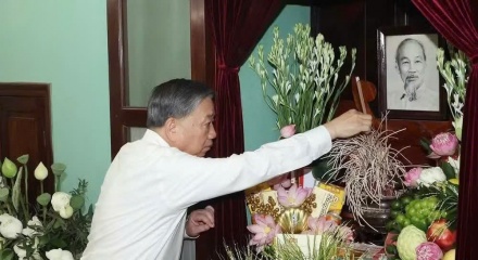 Tổng Bí thư, Chủ tịch nước Tô Lâm dâng hương tưởng nhớ Chủ tịch Hồ Chí Minh