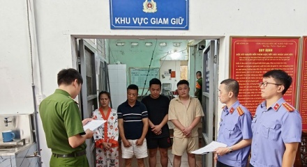 Tạm giữ hình sự 4 đối tượng trong vụ hành hung tài xế taxi ở Quảng Ninh
