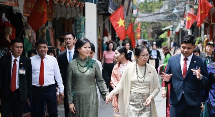 Phu nhân Tổng Bí thư, Chủ tịch nước Tô Lâm và Phu nhân Tổng thống Myanmar thăm làng lụa Vạn Phúc