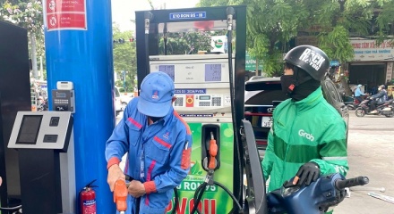Giá xăng tăng mạnh, E5 RON92 tăng hơn 1.200 đồng/lít 