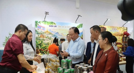Đặc sản Việt Nam và Lào hội tụ tại Tuần lễ sản phẩm 'Hoa đẹp Chăm Pa'