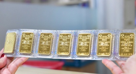 Giá vàng hôm nay 8/10: Vàng thế giới rơi thẳng đứng, SJC chịu áp lực giảm