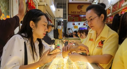 Giá vàng hôm nay 8/10: Vàng thế giới rơi thẳng đứng, SJC chịu áp lực giảm