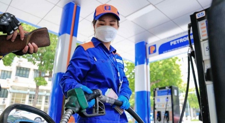 Giá xăng tăng tiếp, xăng E10 vượt 28.000 đồng/lít