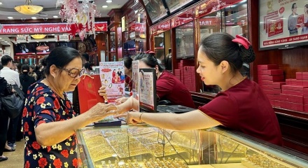 Giá vàng hôm nay 9/10: Vàng SJC và nhẫn trơn đều tăng 800.000 đồng/lượng