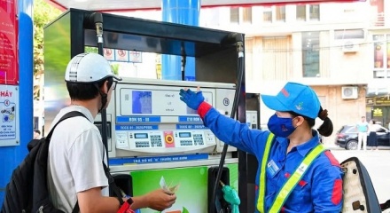 Giá xăng E10 hôm nay giảm hơn 1.200 đồng/lít từ 15h chiều