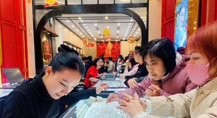 Giá vàng hôm nay 23/10: Vàng thế giới lao dốc, SJC chịu áp lực giảm