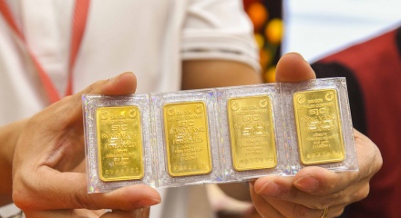 Giá vàng hôm nay 26/10: Vàng SJC đi ngang, thế giới giằng co quanh mốc 4.000 USD/ounce