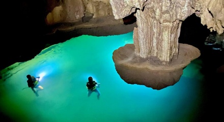Sửng sốt hồ nước trong vắt, treo lơ lửng giữa hang động Quảng Bình