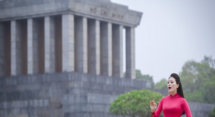 Sao Mai Huyền Trang ra MV mừng sinh nhật Bác Hồ