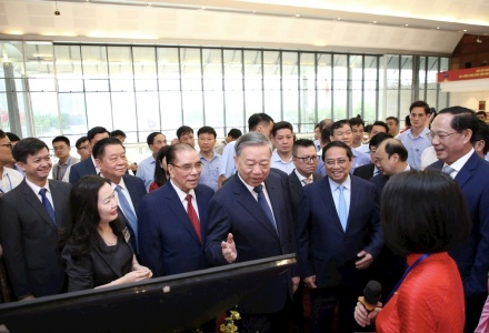 Tổng Bí thư Tô Lâm, nguyên Tổng Bí thư Nông Đức Mạnh, Thủ tướng Chính phủ Phạm Minh Chính cùng các đồng chí lãnh đạo Đảng, Nhà nước tham quan Hội Báo toàn quốc