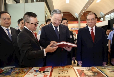 Tổng Bí thư Tô Lâm, nguyên Tổng Bí thư Nông Đức Mạnh tham quan khu trưng bày của Báo Nhân Dân