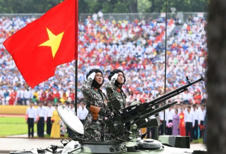 Khối xe ph&aacute;o qu&acirc;n sự thu h&uacute;t sự ch&uacute; &yacute; đặc biệt của người d&acirc;n