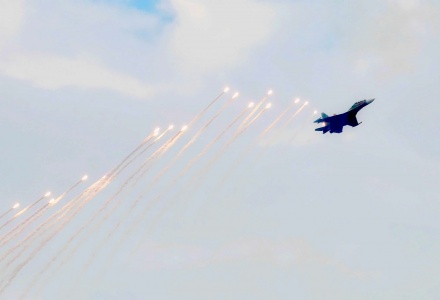 M&agrave;n tr&igrave;nh diễn đầy ấn tượng của c&aacute;c đội h&igrave;nh m&aacute;y bay vận tải Casa C-295 v&agrave; C212i, huấn luyện Yak-130 v&agrave; L-39NG, m&aacute;y bay ti&ecirc;m k&iacute;ch đa năng si&ecirc;u &acirc;m hiện đại Su-30MK2, đặc biệt l&agrave; phần thả đạn nhiễu.