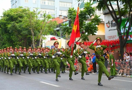 Khối C&ocirc;ng an nh&acirc;n d&acirc;n &ndash; B&igrave;nh y&ecirc;n từ những bước ch&acirc;n kỷ luật.&nbsp;C&aacute;c chiến sĩ trong sắc phục trang nghi&ecirc;m, gương mặt ki&ecirc;n nghị, mắt nh&igrave;n thẳng. Mỗi bước ch&acirc;n l&agrave; lời khẳng định: bảo vệ an ninh, trật tự v&agrave; sự b&igrave;nh y&ecirc;n cho nh&acirc;n d&acirc;n. Ngu&ocirc;̀n ảnh: VnEconomy