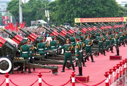 Đ&uacute;ng 6h45, từ S&acirc;n vận động quốc gia Mỹ Đ&igrave;nh, c&aacute;n bộ, chiến sĩ Lữ đo&agrave;n Ph&aacute;o binh 45 thuộc Bộ Tư lệnh Ph&aacute;o binh - T&ecirc;n lửa đ&atilde; khai hỏa 21 ph&aacute;t đại b&aacute;c rền vang, b&aacute;o hiệu buổi tổng duyệt bắt đầu.&nbsp;