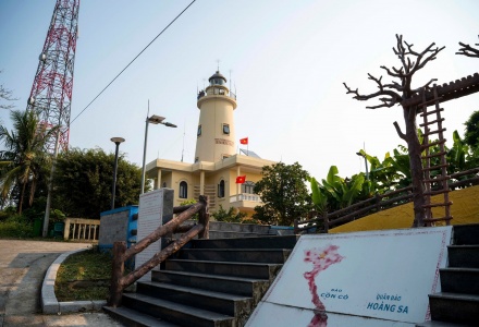   L&agrave; nơi ghi dấu những năm th&aacute;ng lịch sử chiến đấu anh h&ugrave;ng của d&acirc;n tộc để bảo vệ chủ quyền biển đảo thi&ecirc;ng li&ecirc;ng của Tổ quốc, ng&agrave;y nay, đảo Cồn Cỏ, tỉnh Quảng Trị c&ograve;n l&agrave; một điểm đến du lịch l&yacute; tưởng cho những ai muốn tho&aacute;t khỏi cuộc sống đ&ocirc; thị ồn &agrave;o, h&ograve;a m&igrave;nh v&agrave;o cuộc sống trong l&agrave;nh v&agrave; y&ecirc;n b&igrave;nh.  