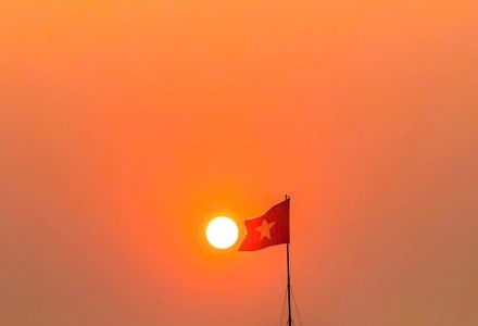   Cột cờ tr&ecirc;n đảo Cồn Cỏ cao 38,8m với l&aacute; Quốc kỳ rộng 24m&shy;2.&nbsp;Đ&acirc;y l&agrave; một trong những cột cờ được xếp v&agrave;o loại lớn tr&ecirc;n c&aacute;c đảo ven biển Việt Nam  