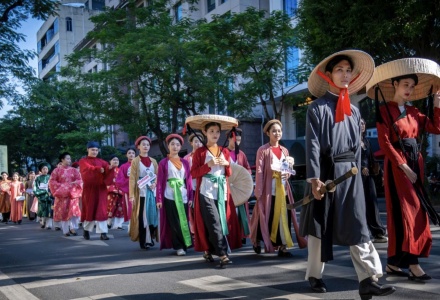 Ấn tượng ngày hội diễu hành Áo dài Du lịch Hà Nội 2025