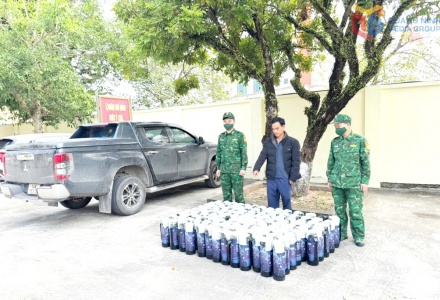  Quảng Ninh: Vận chuyển trái phép 200 bình 'khí cười' N2O số lượng lớn, một tài xế bị bắt tại Móng Cái 