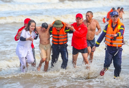 Thanh Hoá: Sầm Sơn diễn tập cứu hộ cứu nạn các tình huống khẩn cấp trên biển