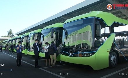 Hào hứng xe buýt điện đầu tiên của Việt Nam chính thức lăn bánh