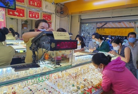 Giá vàng và ngoại tệ ngày 25/9: Vàng giảm, USD giữ giá trong phiên đầu tuần