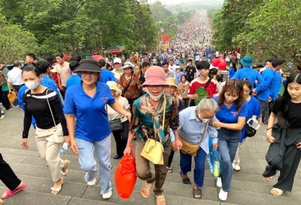 Hàng vạn du khách nô nức về Đền Hùng trước ngày Giỗ Tổ